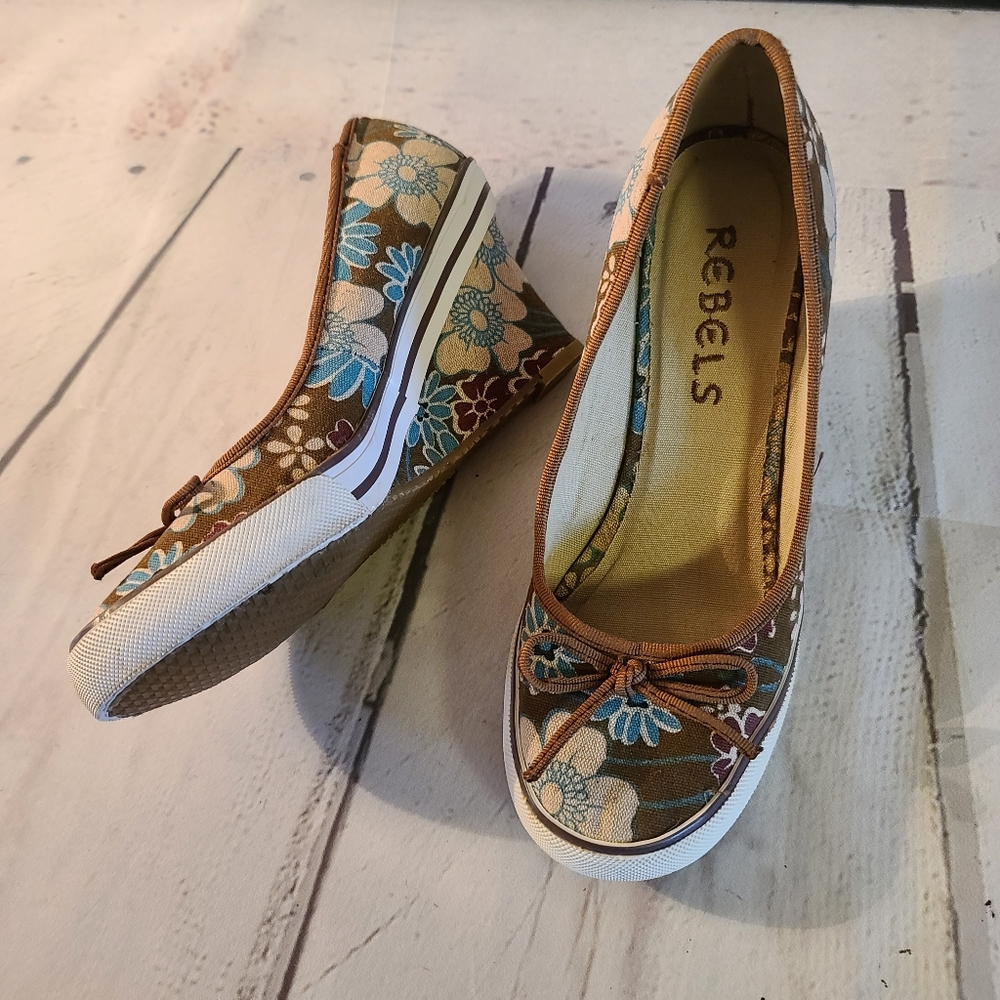 REBELS SNEAKER STYLE WEDGES.